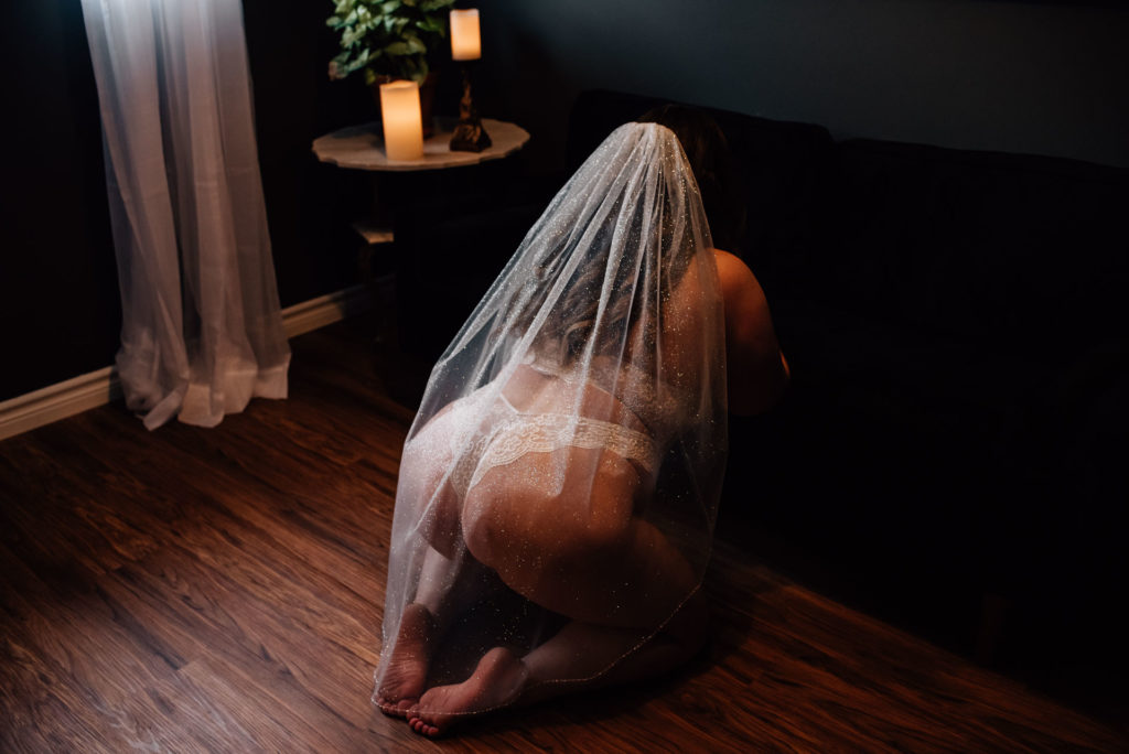 woman posing for Ottawa wedding boudoir photoshot