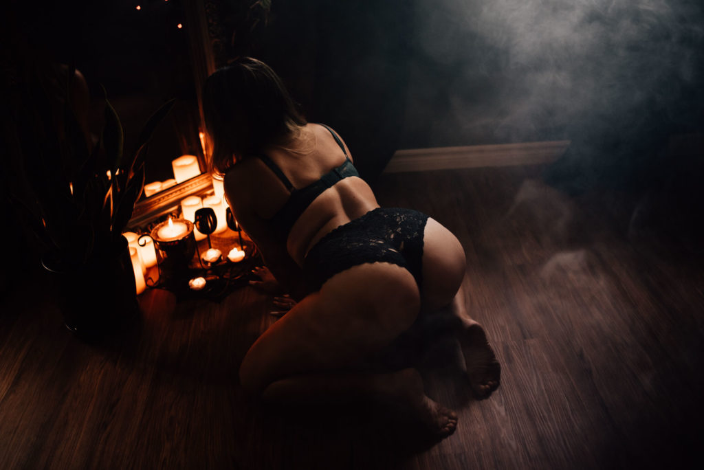 woman posing for ottawa boudoir photographer with smokey set