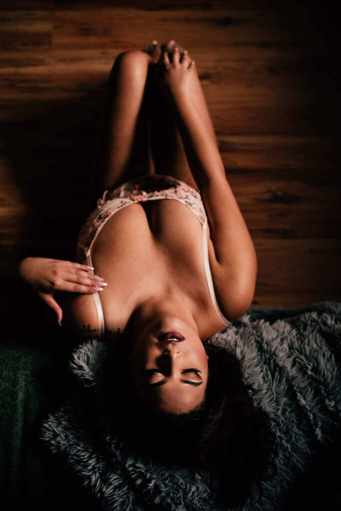 woman leaning on fuzzy blanket for ottawa boudoir photoshoot